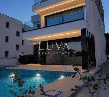 Sukošan, Zadar, luksuzna vila s bazenom uz more na prodaju