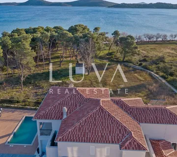 Vodice, luksuzna i jedinstvena vila s bazenom uz more na prodaju - Vodice, Vodice
