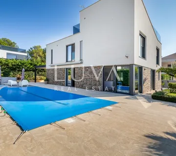 Istra, Fažana, moderna vila s bazenom uz more, 330 m2