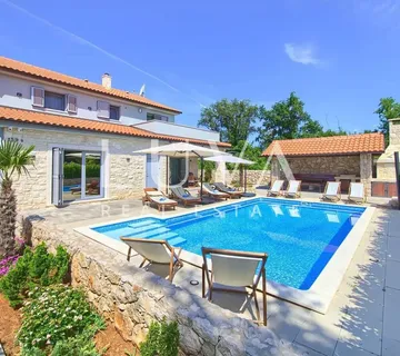 Krk, luksuzna kuća s bazenom i lijepim vrtom na prodaju - cover