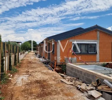 Istra, Kaštelir, moderna prizemnica, 95 m2 s dvorištem na prodaju - Labinci, Kaštelir - Labinci