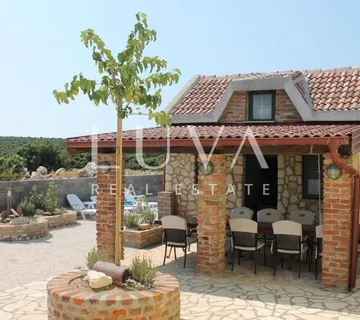 Proboj, Pag, kuća 100m2 s bazenom, prodaja