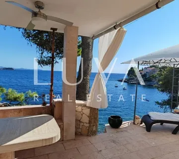 Korčula, Prižba, prodaja atraktivnog apartmana prvi red do mora - Blato