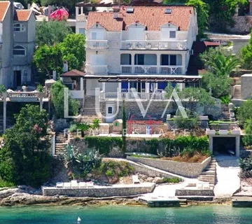 Korčula, Vela Luka, kuća s apartmanima uz more na prodaju - cover