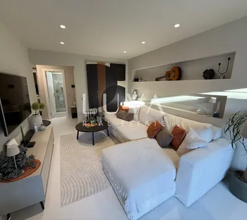 Istra, Novigrad, moderni 4S stan s vrtom i konobom, NKP 73m²