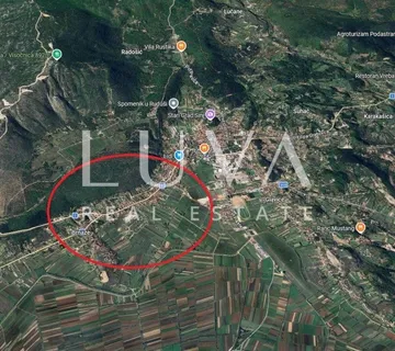 Sinj, Brnaze, građevinsko zemljište 1185m2 s 3 kamene kuće tlocrta 180m2 - Brnaze, Sinj