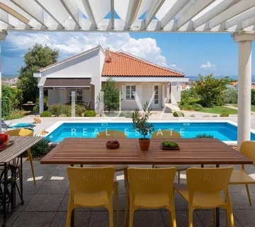 Vodice, luksuzna vila s bazenom, dizajnerski uređena na prodaju - Vodice, Vodice