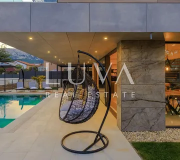 Baška, Krk, luksuzna vila s bazenom i Jacuzzi-jem blizu mora