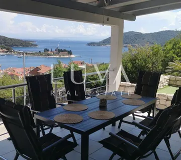 Vis, luksuzna kuća s bazenom i pogledom na more na prodaju
