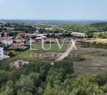 Višnjan, građevinska parcela s građevinskom dozvolom, 1.094 m²