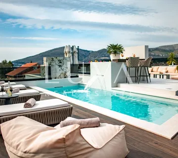 Trogir, luksuzna vila s bazenom i pogledom na more na prodaju