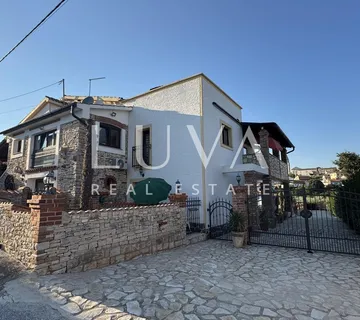 Istra, Višnjan, rustikalna kuća s tri apartmana, 580m2