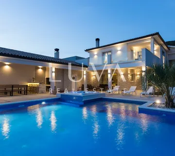 Istra, Labin, luksuzna vila s pogledom na more, 240 m2 za prodaju - Viškovići, Raša