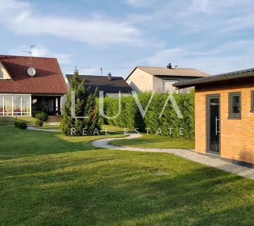 Osijek, Josipovac, obiteljska vila 300m2 s velikom okućnicom, na prodaju - Josipovac, Osijek