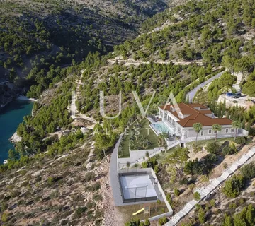 Brač, luksuzna jedinstvena vila 800m2 uz more - Milna