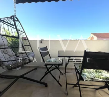 Brač, Supetar, moderno namješten stan s pogledom na more na prodaju - cover