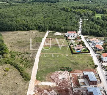 Višnjan, građevinska parcela s građevinskom dozvolom, 1.270 m²