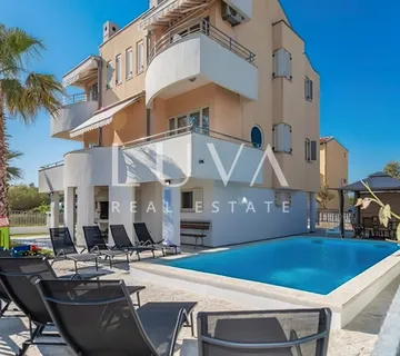 Privlaka, apartmanska kuća s bazenom na prodaju - Privlaka, Privlaka