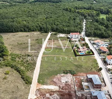 Višnjan, građevinska parcela s građevinskom dozvolom, 1.270 m²