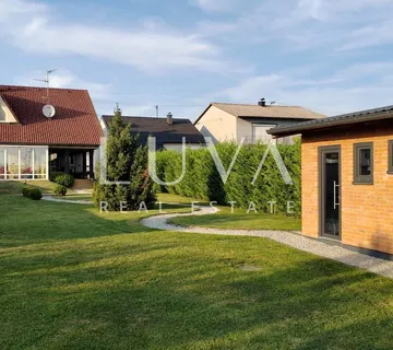 Osijek, Josipovac, obiteljska vila 300m2 s velikom okućnicom, na prodaju - cover