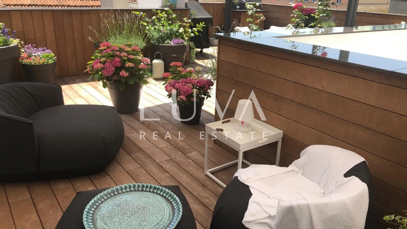 Zagreb, centar, luksuzan stan 230 m2 + 40 m2 terase - cover