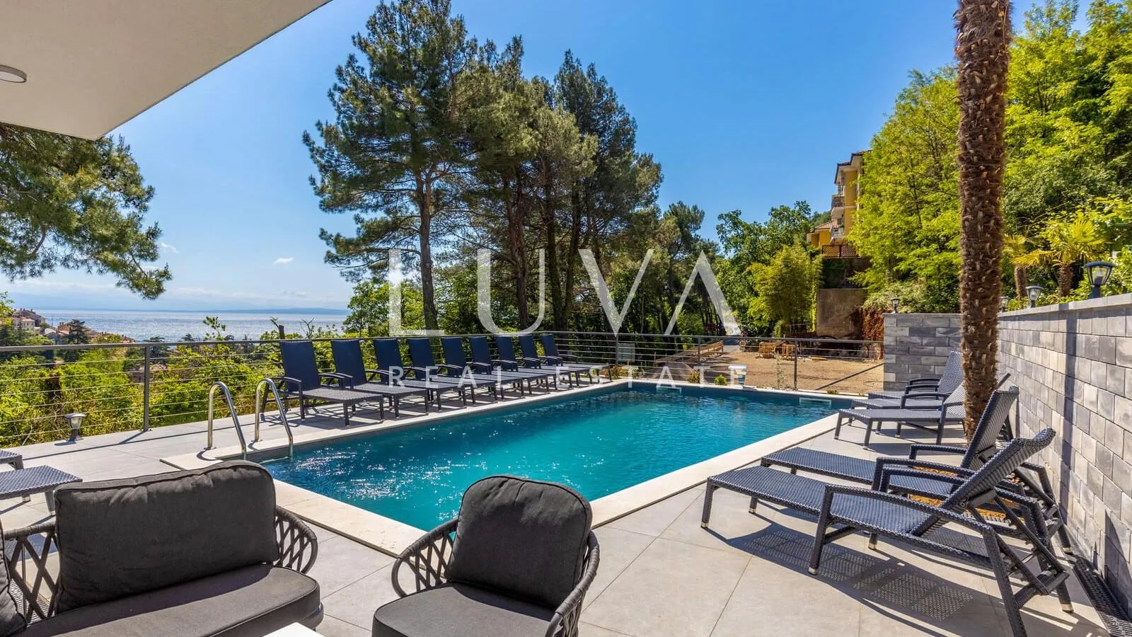 Mošćenička Draga, luksuzna vila s bazenom na prodaju - cover