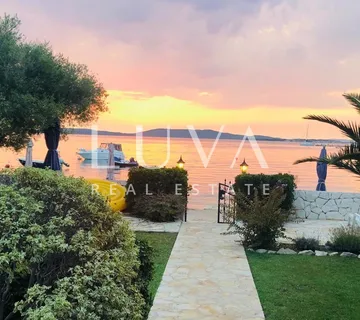 Žaborić, kuća 430m2, prvi red do mora na prodaju - cover