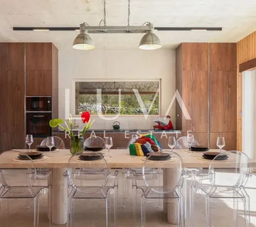 Dicmo, Split, luksuzna vila s bazenom i tenis terenom na prodaju - cover