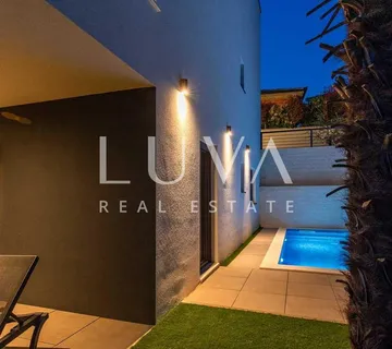 Krk, luksuzan dvoetažan apartman s bazenom i wellnessom na prodaju - cover