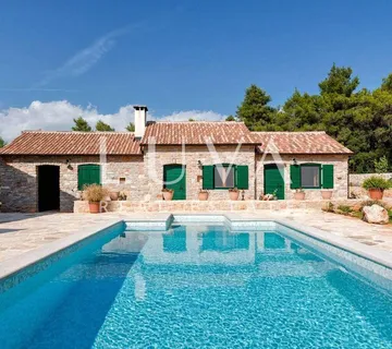 Luksuzna vila s bazenom na osami na Hvaru - cover