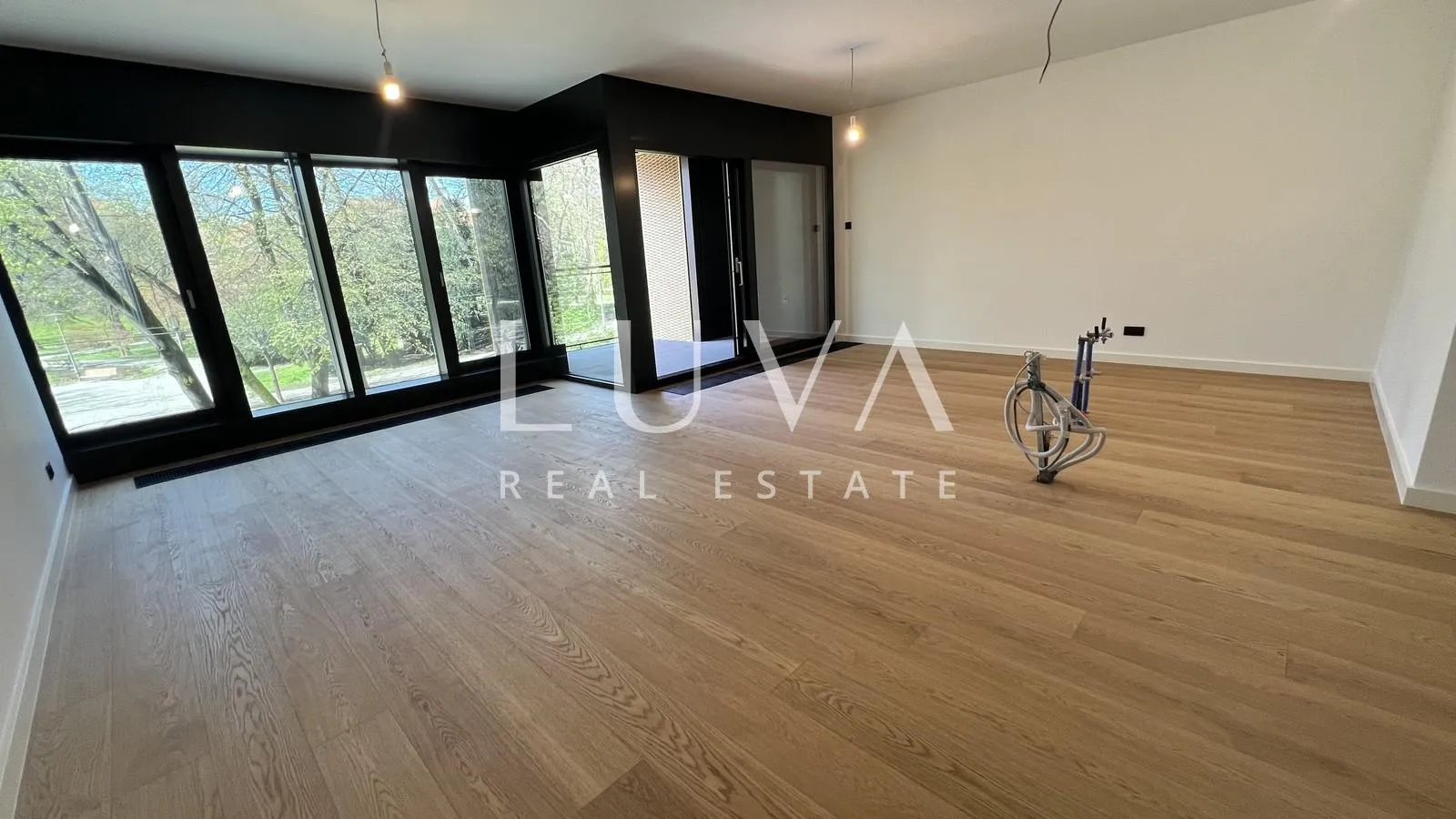 Zagreb, Ribnjak, luksuzan 5-sobni stan s vrtom 154 m2 na prodaju - cover