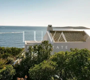 Vis, luksuzna vila s bazenom blizu mora na prodaju - cover