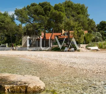 Supetar, Brač, kuća prvi red uz more, odlična prilika - cover