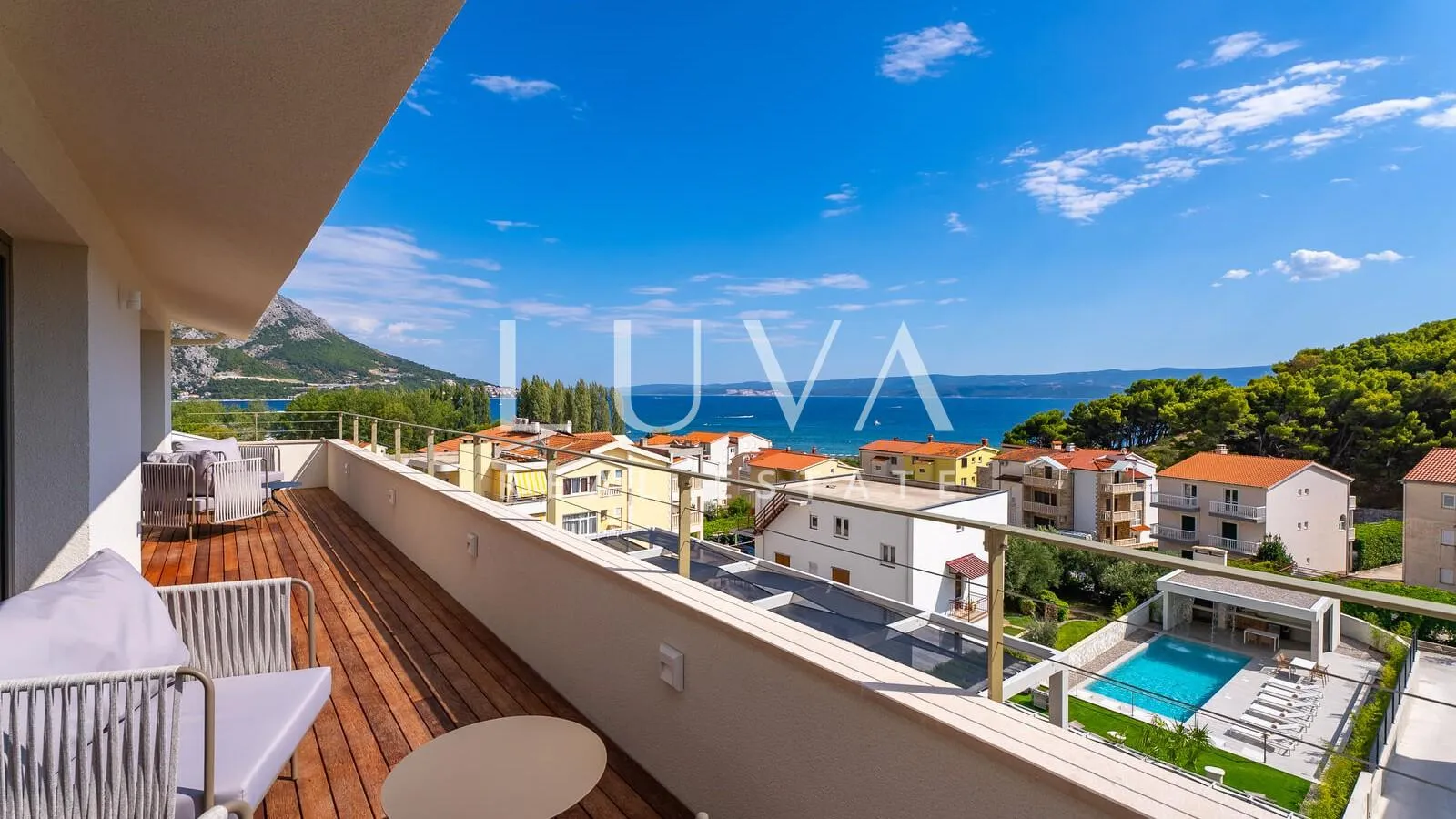 Duće, Omiš, luksuzni resort s 4 velika apartmana i bazenom uz more na prodaju - cover
