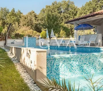 Pula, izvanredna apartmanska kuća s bazenom na prodaju - cover