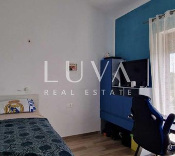 Kaštelir, moderna vila u nizu s dvorištem, 93 m2 - cover