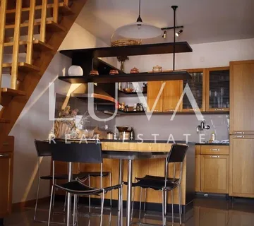 Šibenik, Varoš, 3s stan 100m2 s krovnom terasom za dugoročni najam - cover