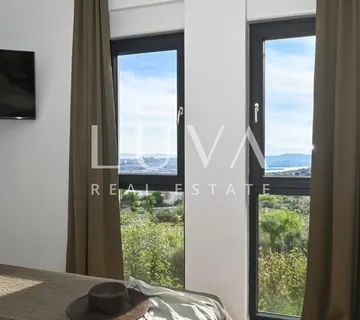 Split, Klis, luksuzna vila s bazenom i pogledom na prodaju - cover