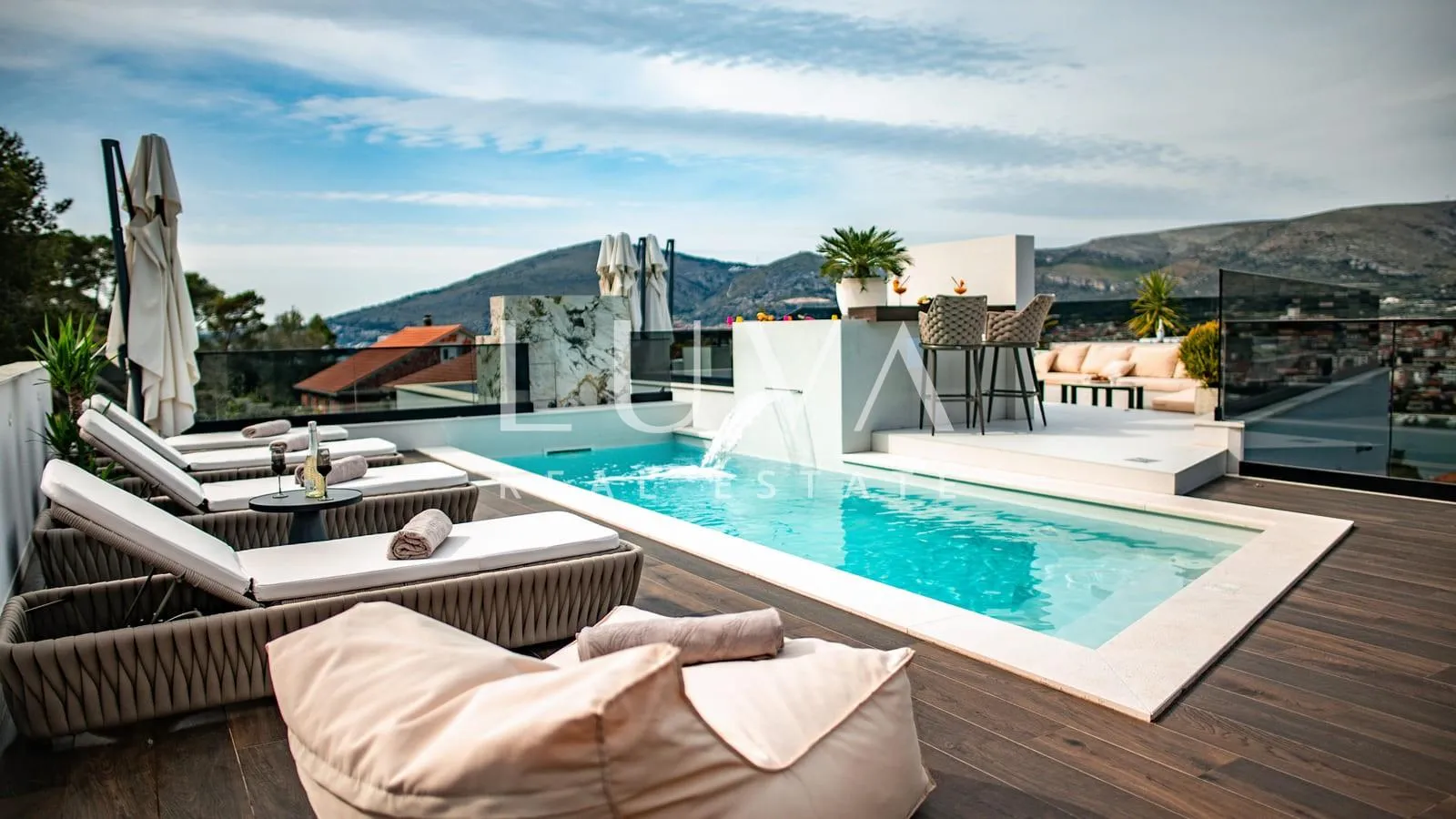 Trogir, luksuzna vila s bazenom i pogledom na more na prodaju - cover