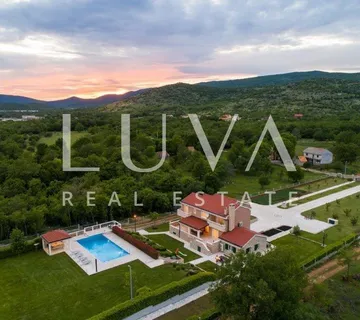 Dicmo, Dalmacija, kuća s velikim posjedom, bazenom i tenis terenom na prodaju - cover