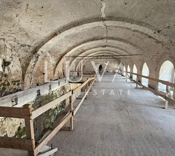 Zagreb, strogi centar, poslovna zgrada za hotel na prodaju - cover