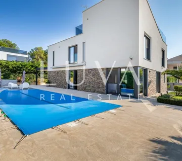 Istra, Fažana, moderna vila s bazenom uz more, 330 m2 - cover