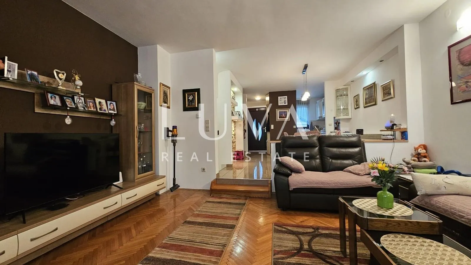 Zagreb, Dugave, kuća u nizu 230m2 + dvorište na prodaju - cover