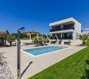 Istra, Poreč, moderna vila s bazenom i saunom, 217 m²
