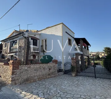 Istra, Višnjan, rustikalna kuća s tri apartmana, 580m2