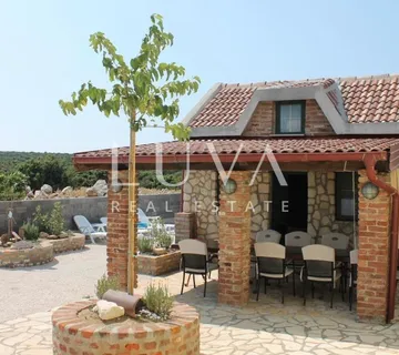 Proboj, Pag, kuća 100m2 s bazenom, prodaja