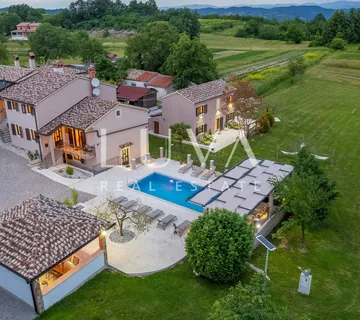 Istra, Pićan, vila s bazenom i tenis terenom na prodaju
