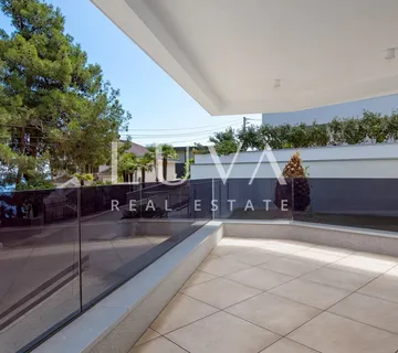 Opatija, luksuzna novogradnja s vrtom, stan NKP 134,33 m2