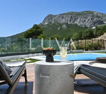Split, Klis, luksuzna vila s bazenom i pogledom na prodaju