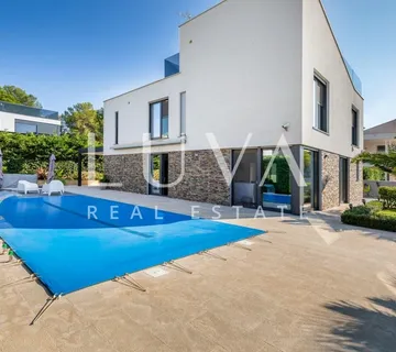 Istra, Fažana, moderna vila s bazenom uz more, 330 m2